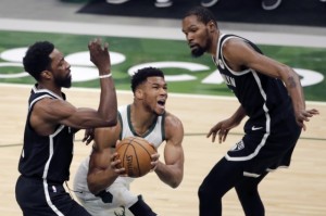  米德尔顿关键三分雄鹿险胜篮网保住东部第二