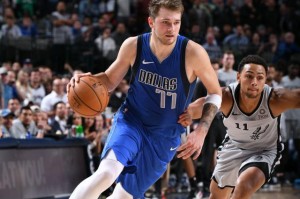  东契奇40+三双独行侠登顶  